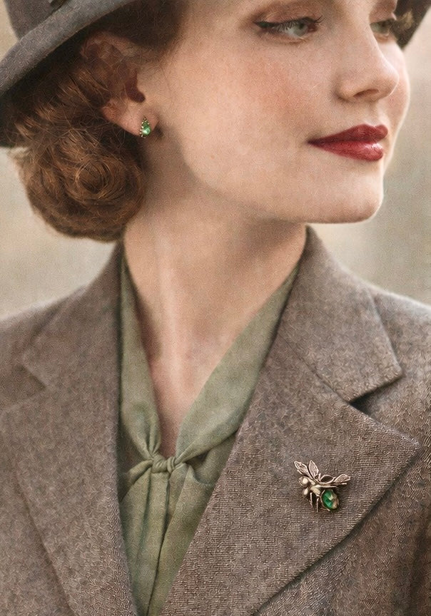 Spilla placcata argento a guisa di ape con cabochon verde, secondo dopo guerra