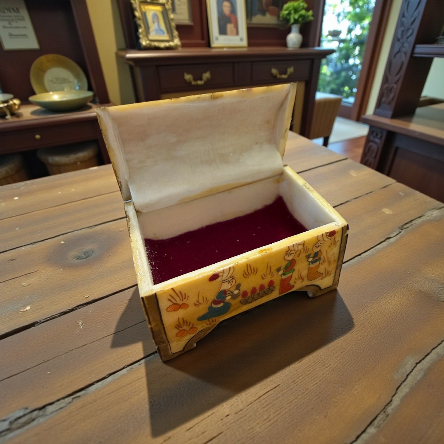 Bauletto in miniatura realizzato interamente in osso e dipinto