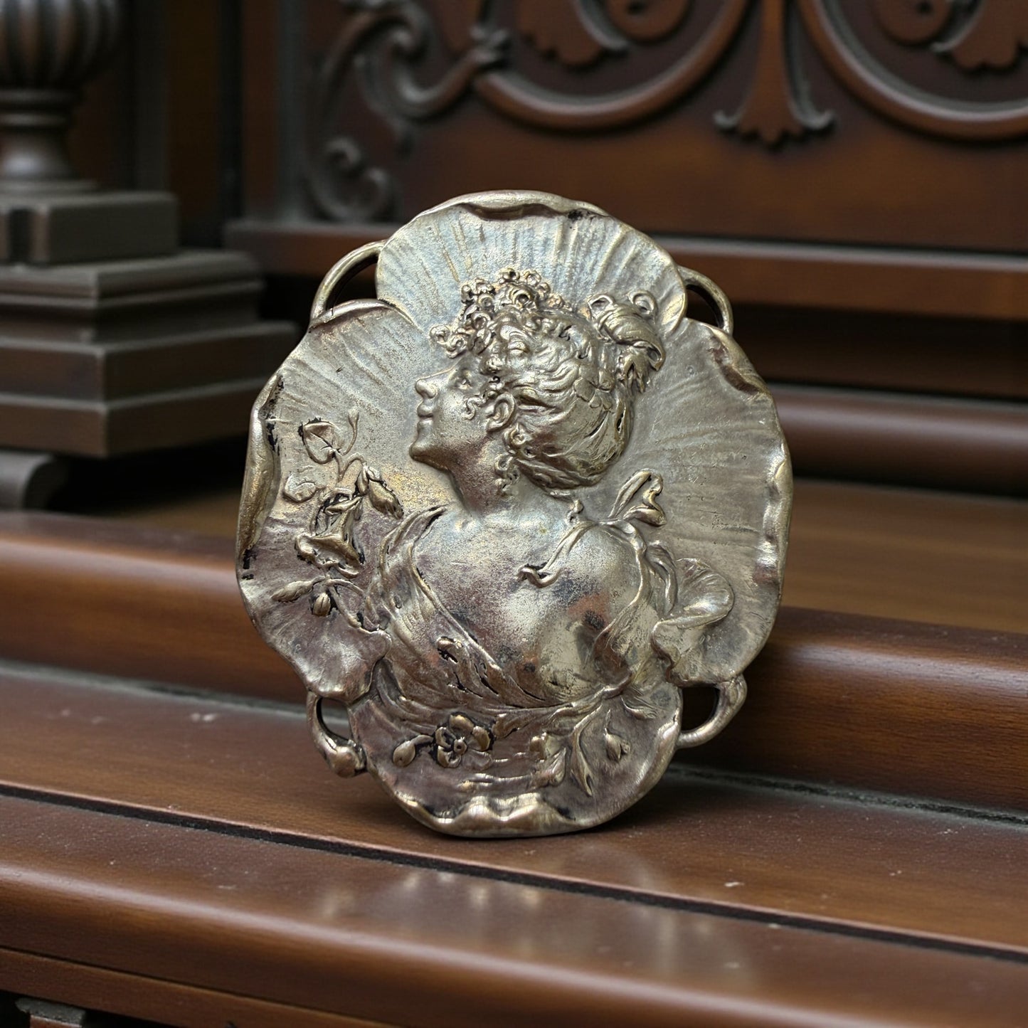 Fibbia Liberty 1900 a guisa di viola del pensiero con donna, adattata a spilla negli anni ‘40