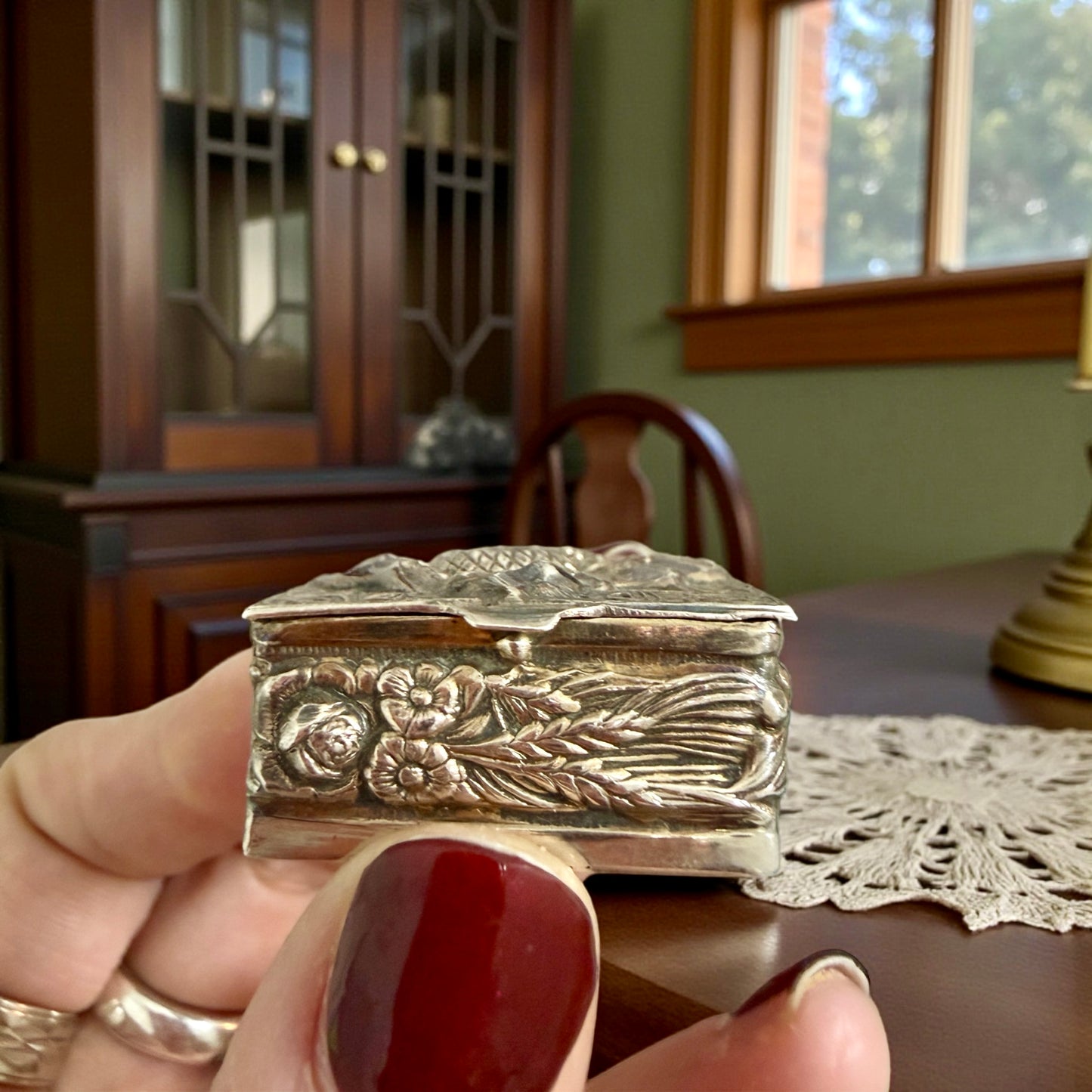 Scatolina scrigno d’argento 925 porta sigilli con decori floreali e spiga