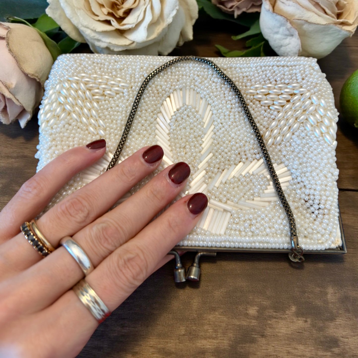 Elegante borsetta clutch da cerimonia anni ‘50 da polso/gomito in perline bianche