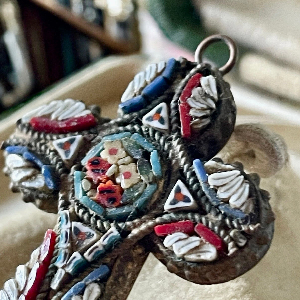 Croce gioiello italiano in micromosaico con paste vitree e ottone, ca anni ‘40