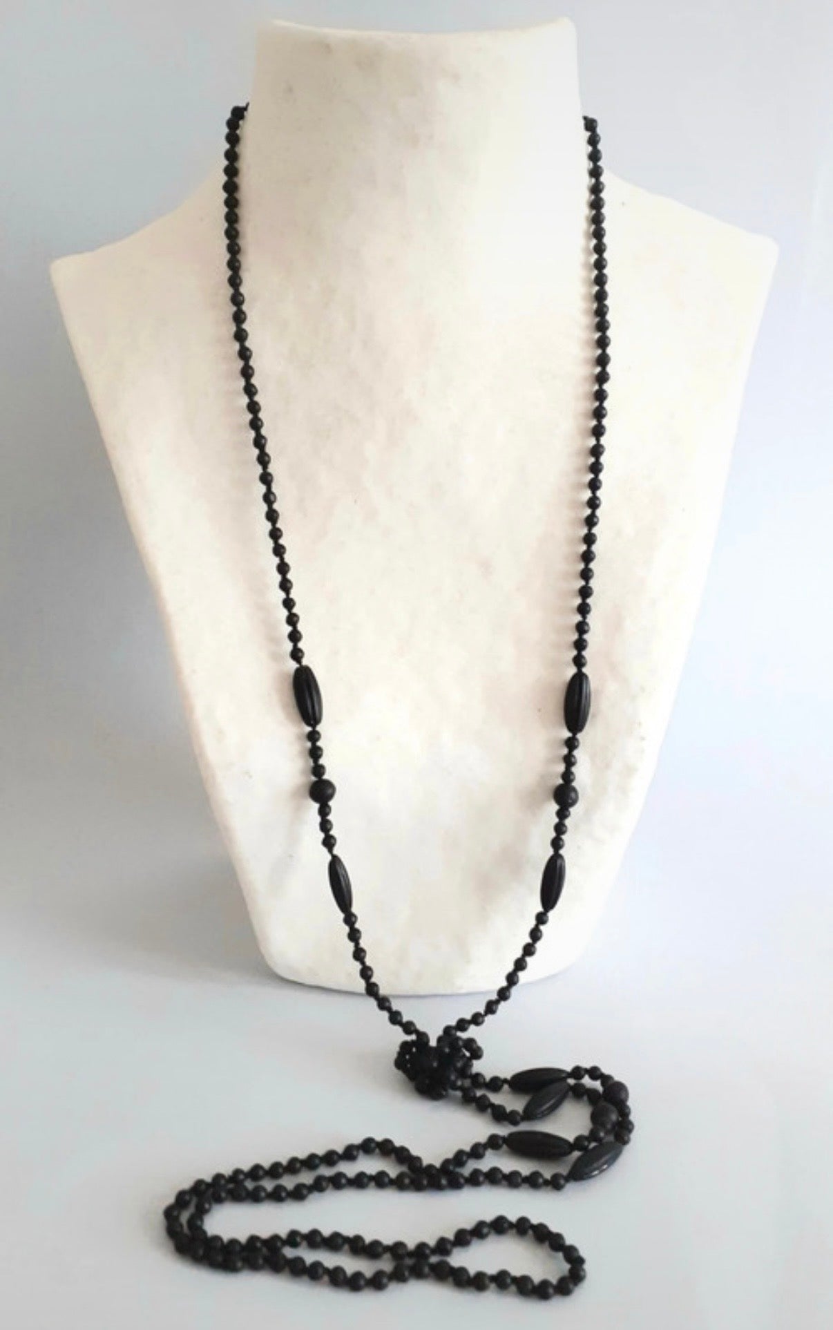 Lunghissima collana da lutto in vulcanite / ebanite primi 900, 150 cm