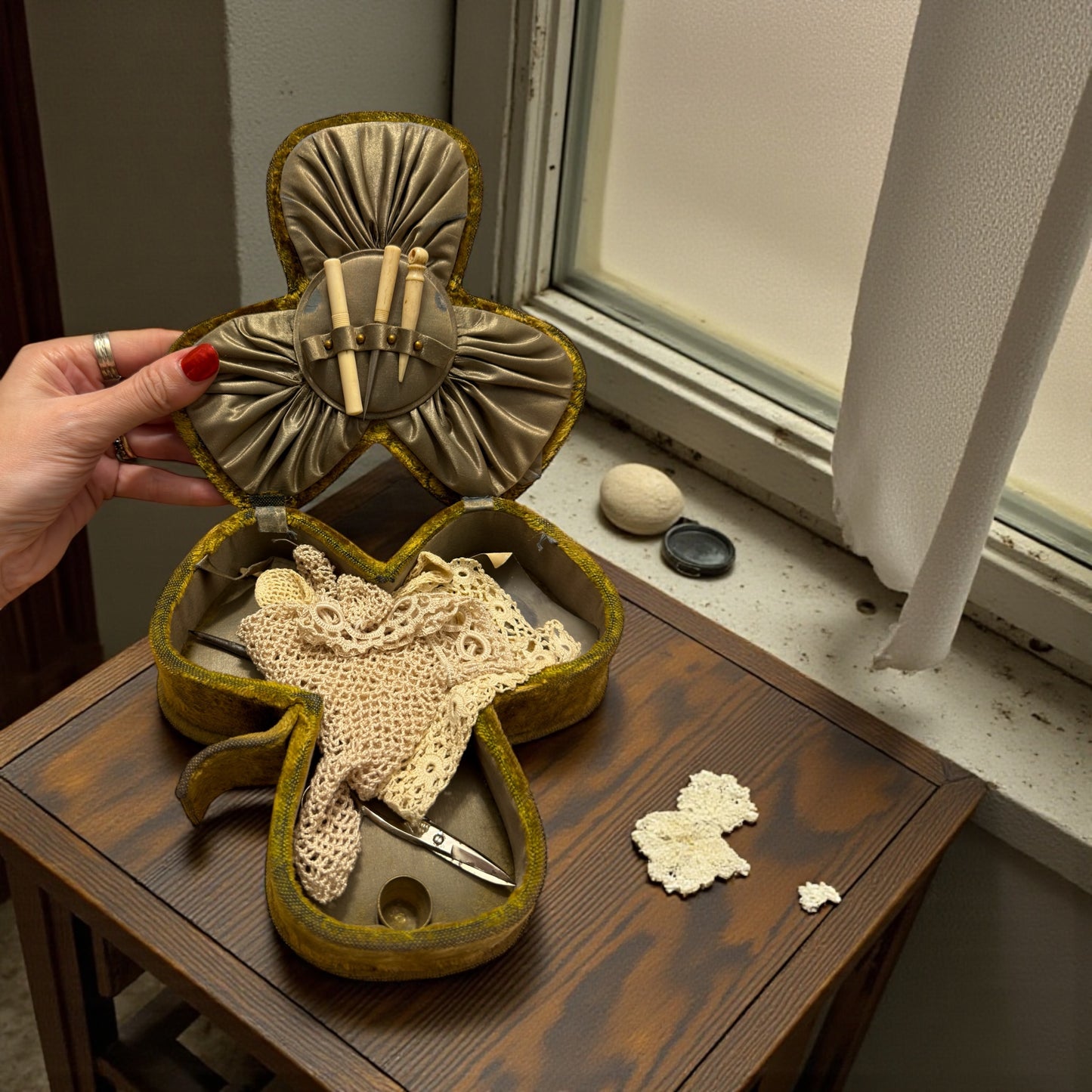 Cofanetto da cucito in vellutino a guisa di trifoglio, interno in seta con strumenti, guanti, fotografia antica. 1900.