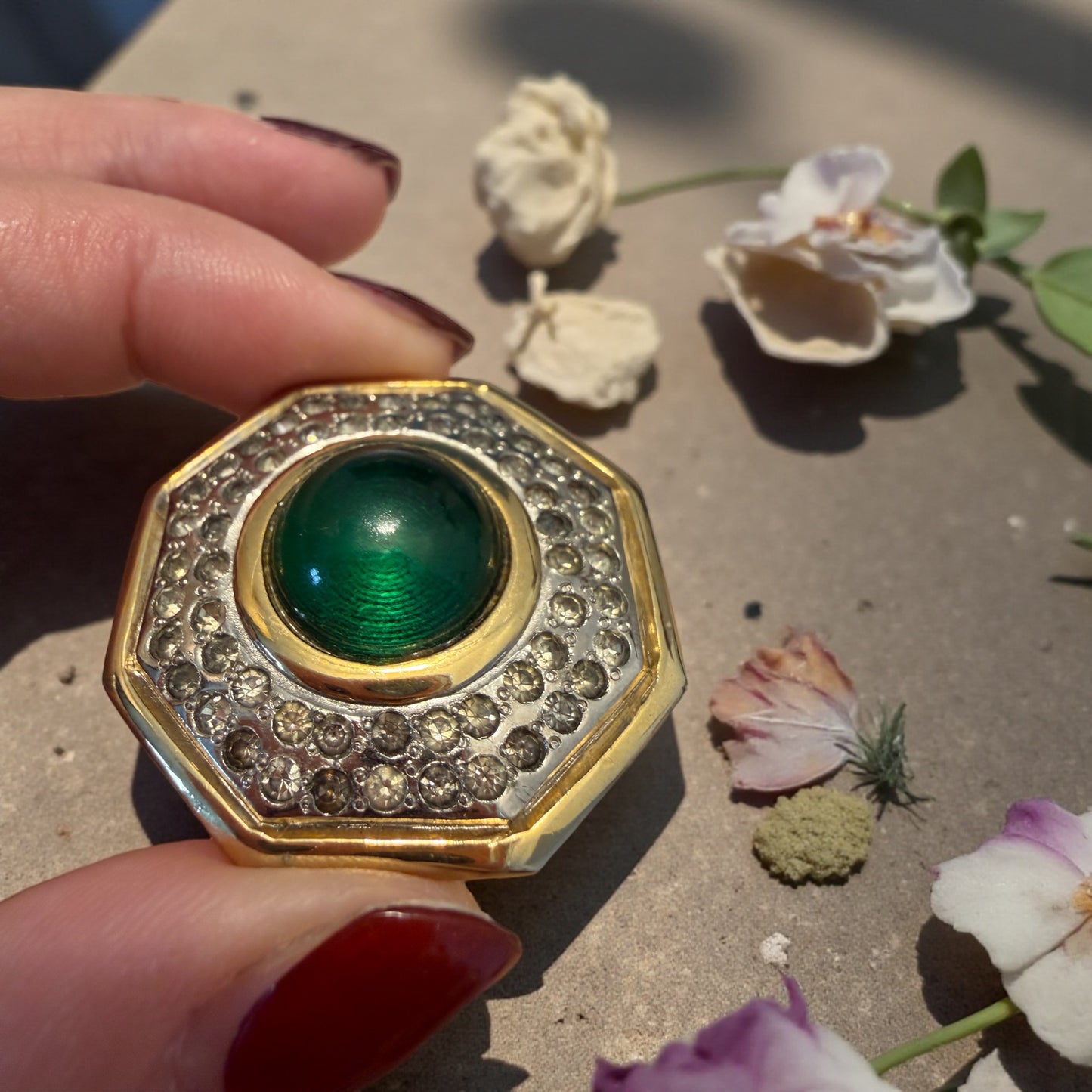 Spilla anni 70 con cabochon Verde e cornice di Swarovski miele, trasparenti e fumé