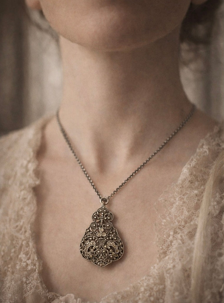 Antico pendente, gioiello, ciondolo placcato argento bifacciale con trifoglio fine ‘800 - primi ‘900