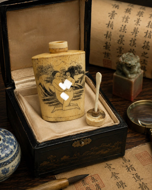 Antica Snuff Bottle in osso inciso con cucchiaino e con scene erotiche