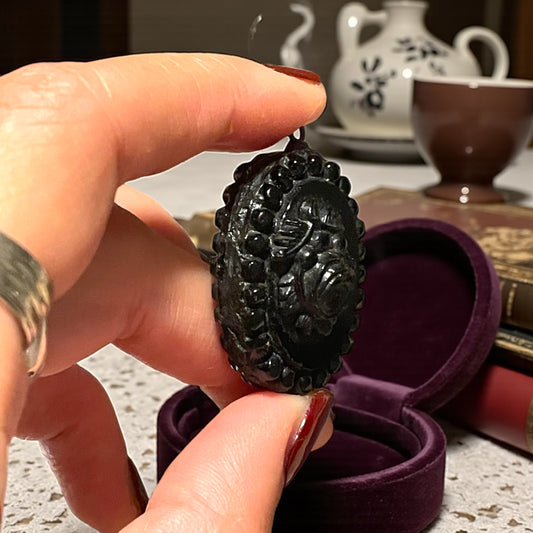 Pendente da lutto in vetro nero, vittoriano, con rosa