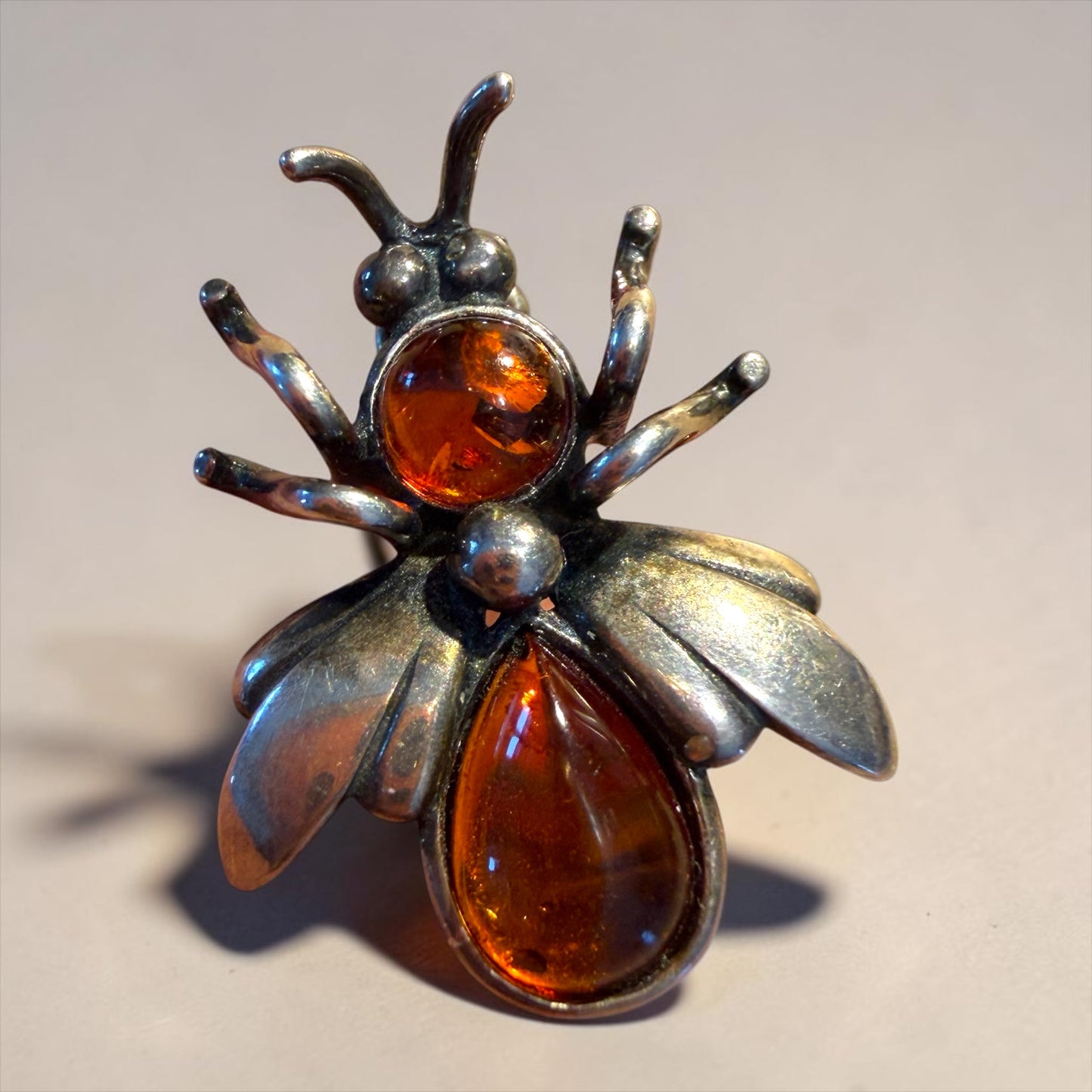 Spilla in argento ed ambra baltica a guisa di ape a grandezza naturale, 60s