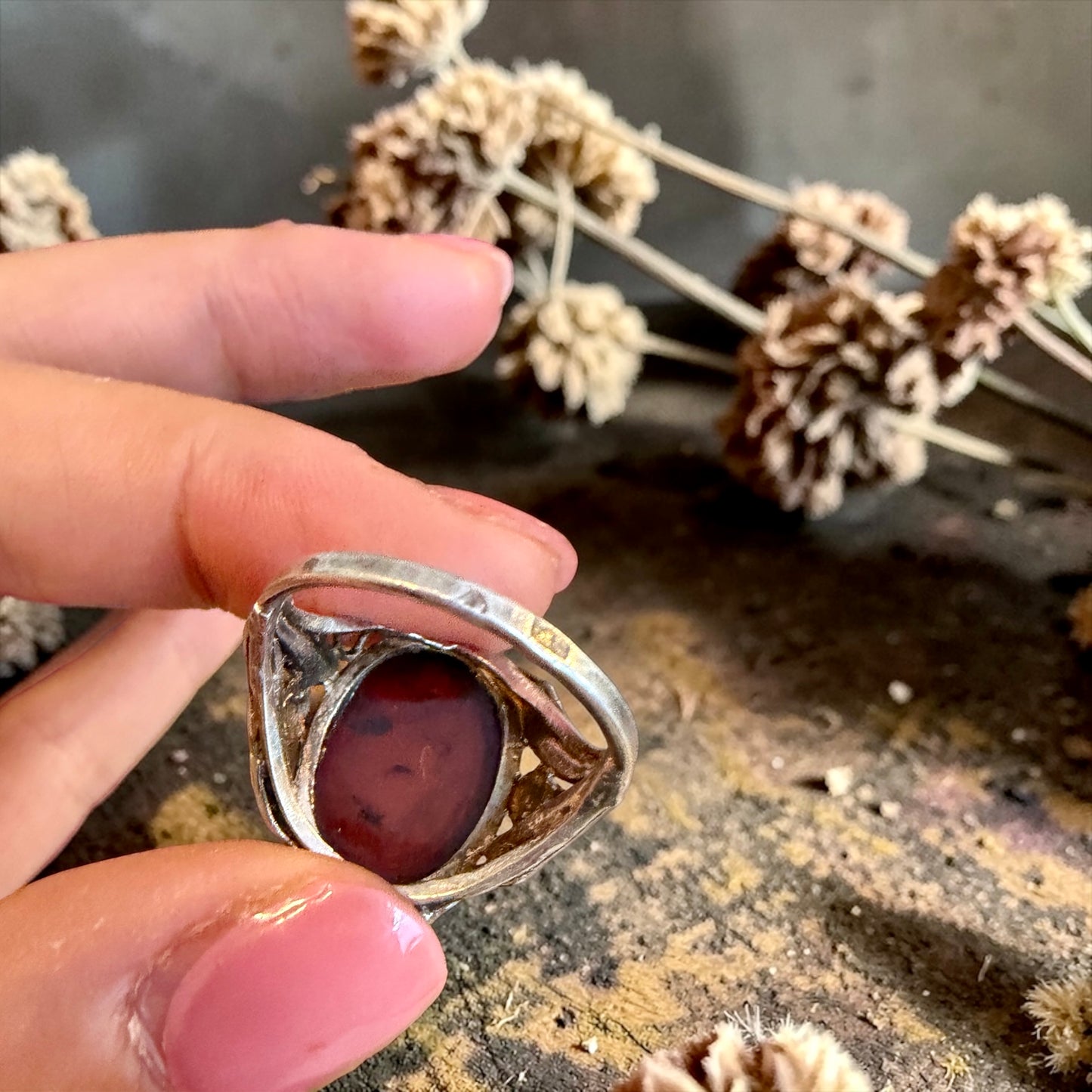 Anello in ambra ed argento 925 con incisioni, ca anni ‘70 Liberty revival