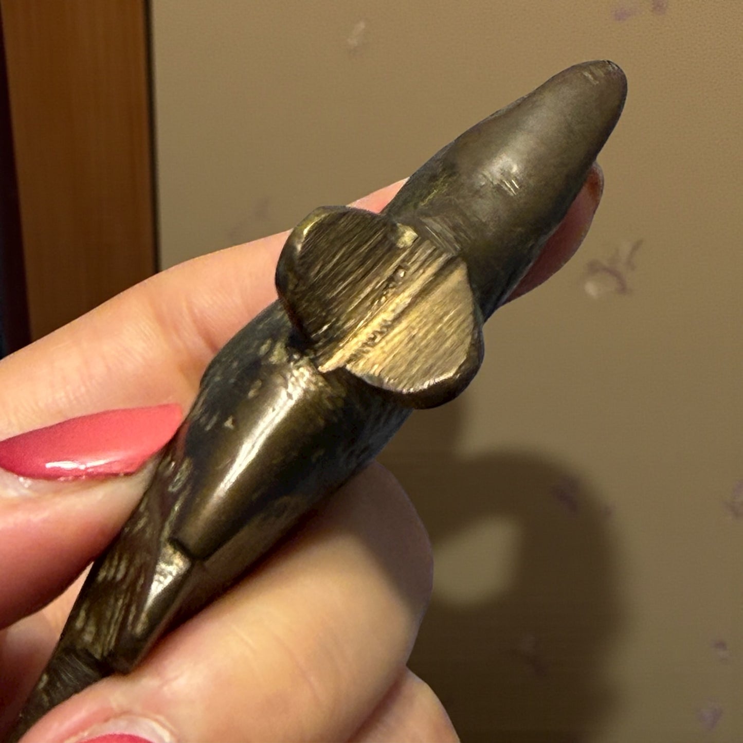 Antico Okimono in ottone pieno a guisa di pesce persico, I metà ‘900