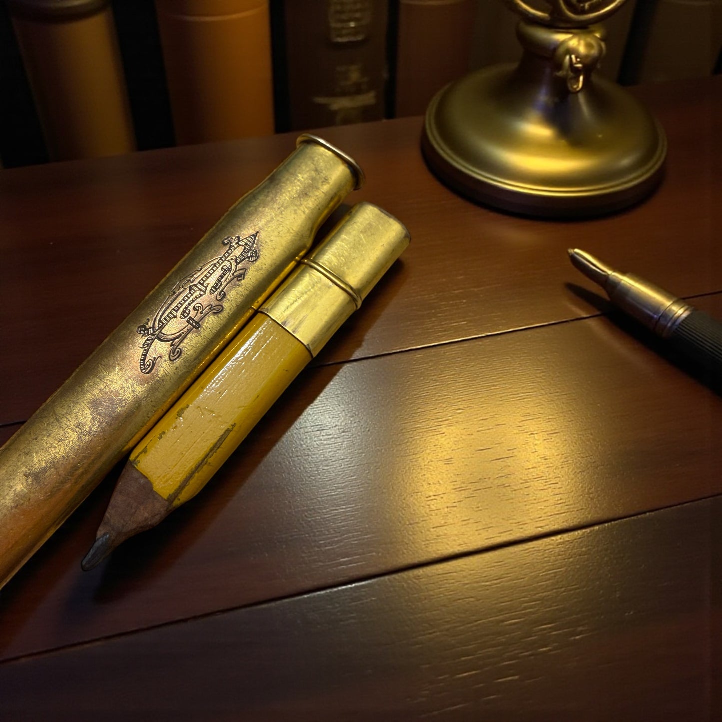 Porte-crayon con monogramma antico, belle époque