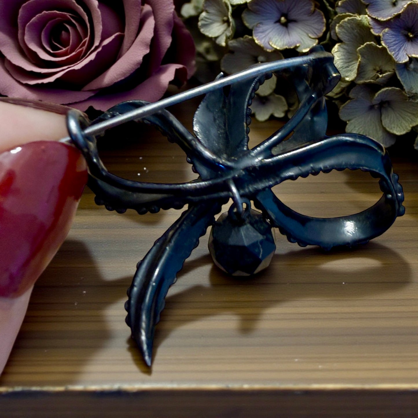 Antica spilla vittoriana da lutto fine ‘800 con nodo a tre anse e vetro sfaccettato