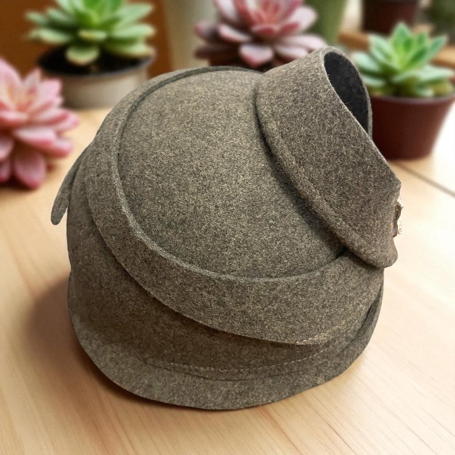 Delizioso cappello cloche anni ‘20 rivisitato da stilista