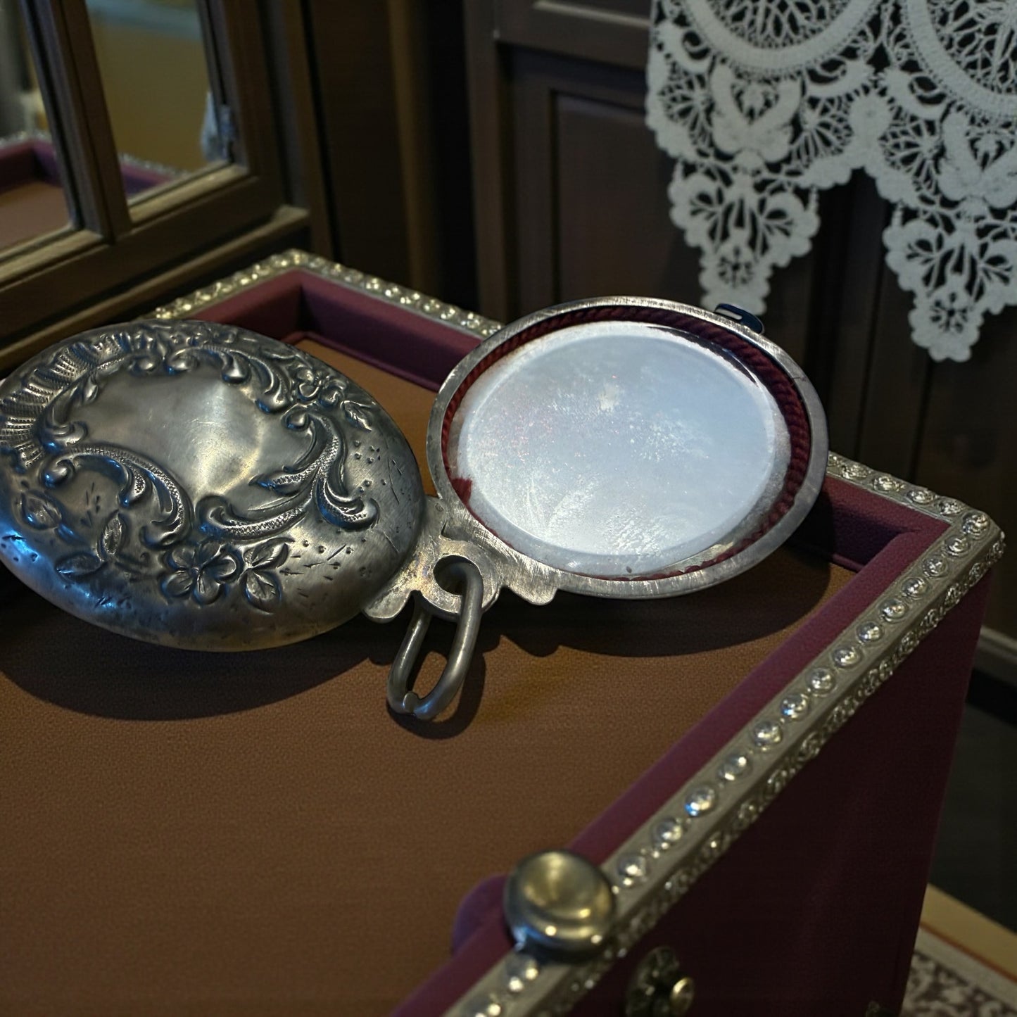 Pendente gioiello in argento bifacciale Liberty, apertura a scorrimento con specchio e scomparto