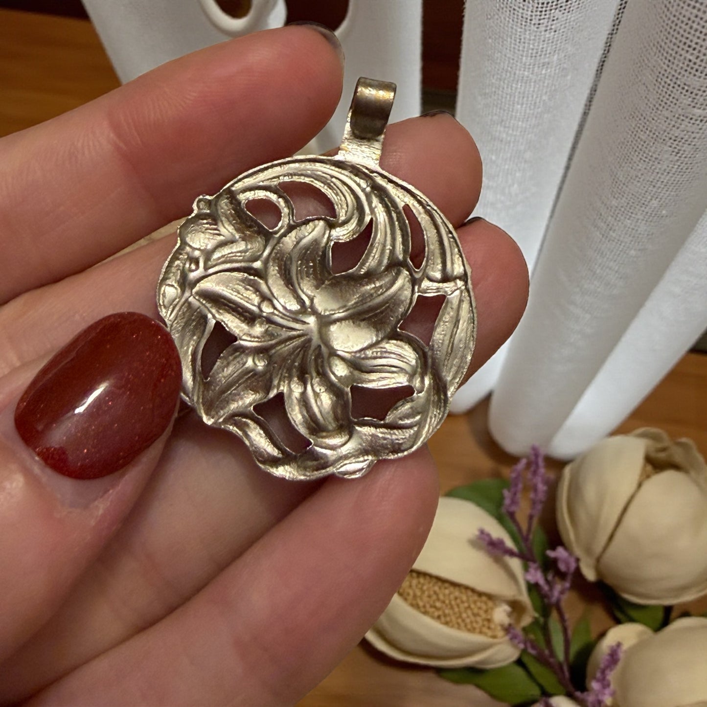 Pendente antico anni ‘30 argentato liberty a guisa di Iris