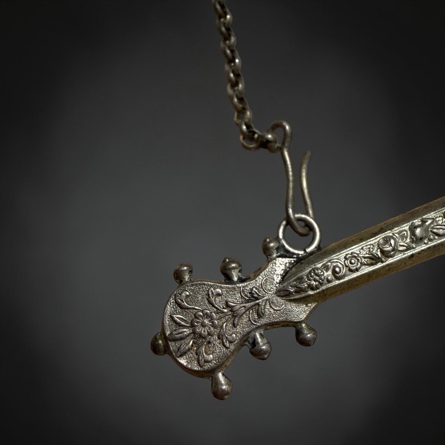 Antica chatelaine in argento da sarta, pezzo molto raro con porta aghi a guisa di liuto, fine ‘800 - primo ‘900