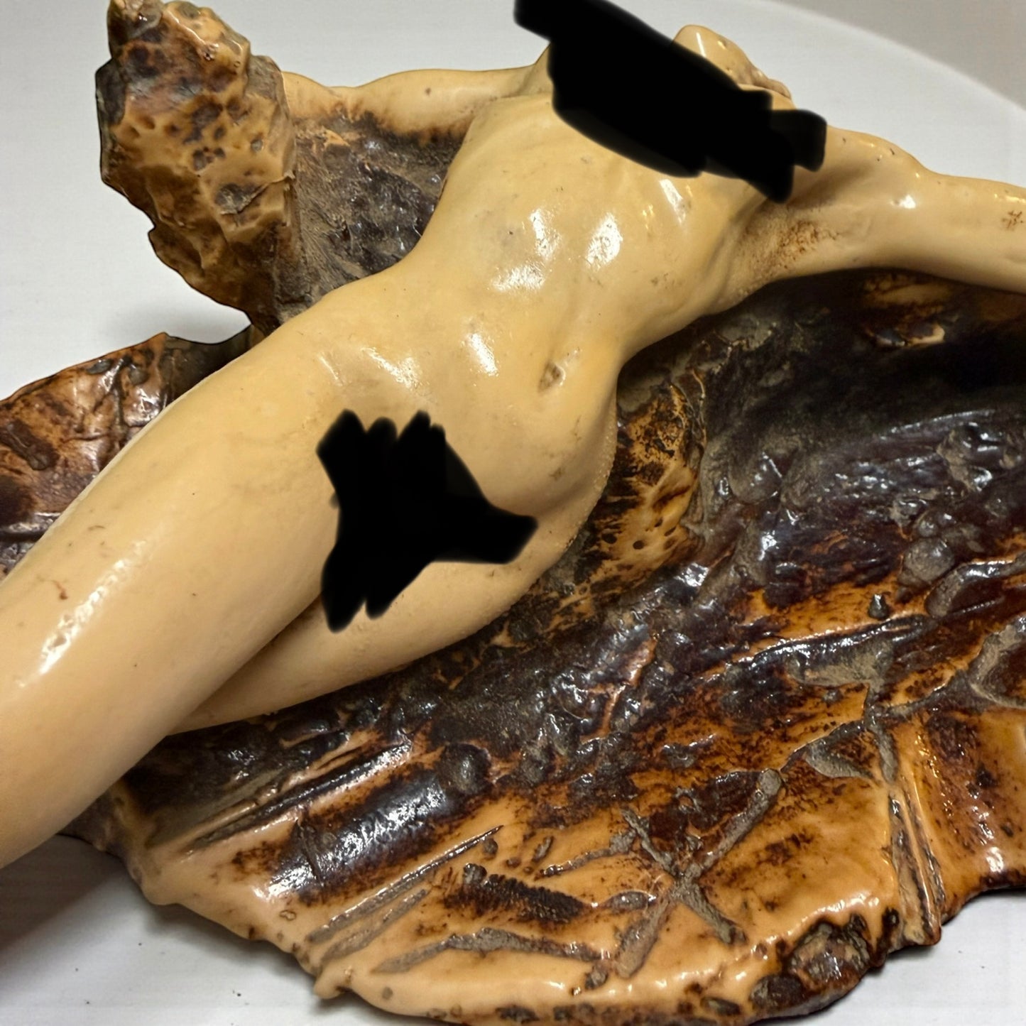 Scultura tardo Déco nudo di donna su roccia