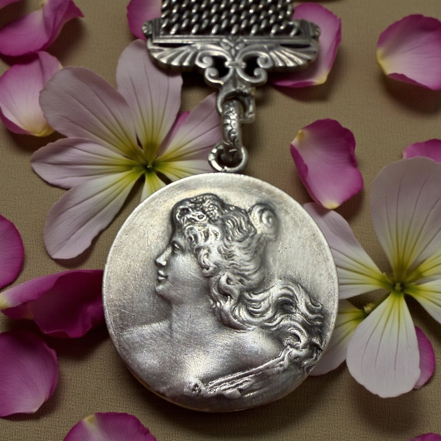 Gioiello catena da panciotto in argento massiccio con medaglia bifacciale Liberty - fine ‘800 primo ‘900