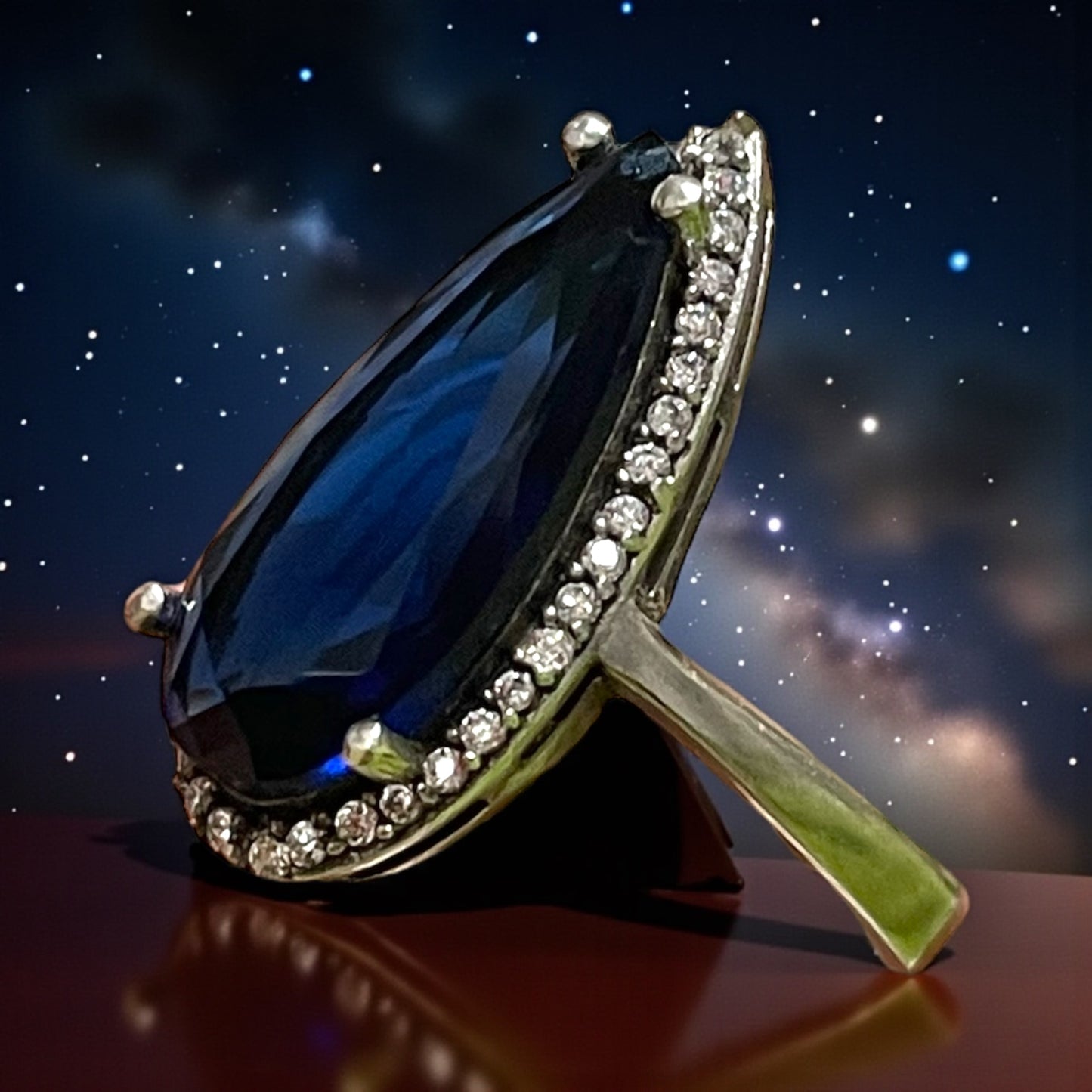 Anello in argento blu profondo, taglio marquise e zirconi, anni ‘70