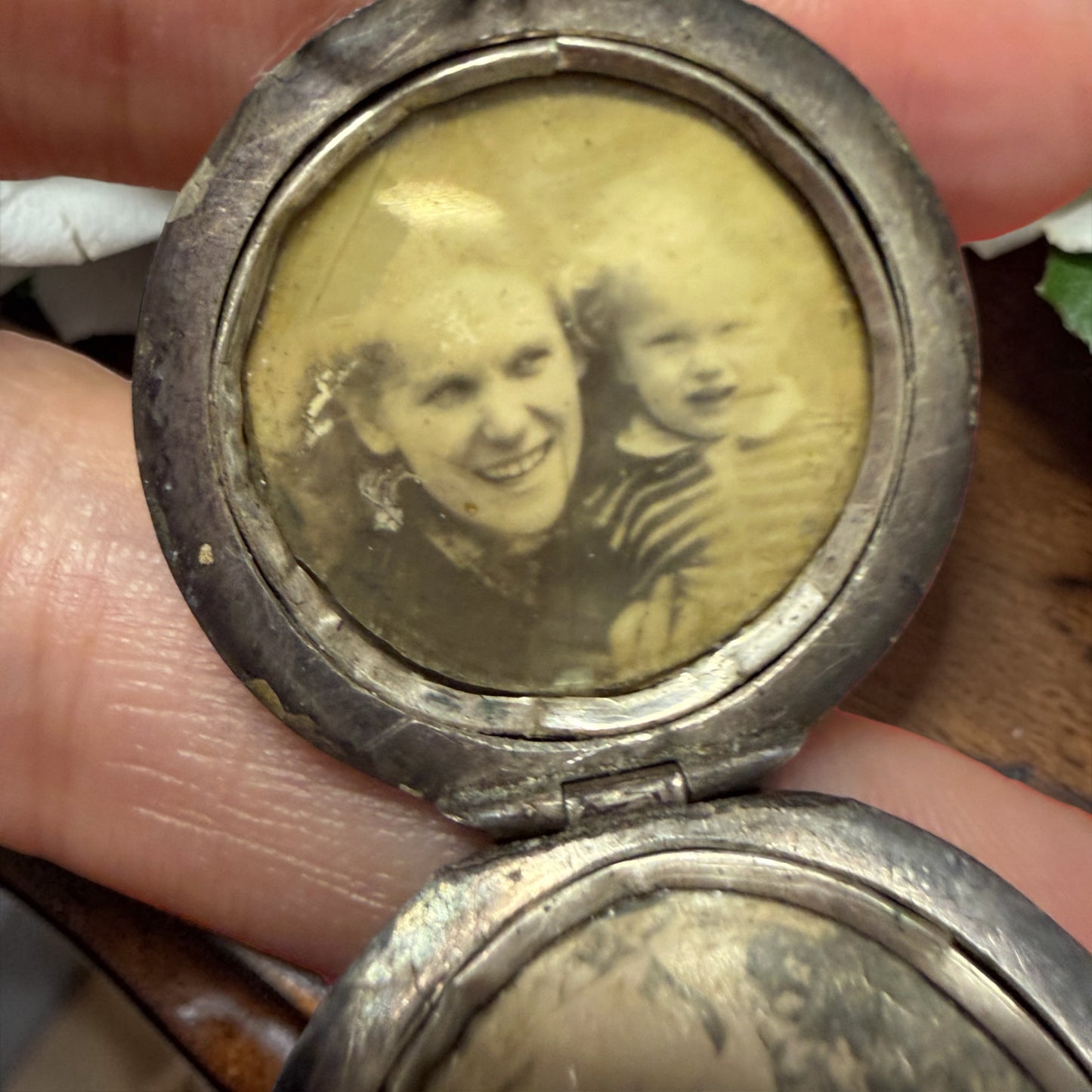 Gioiello pendente locket in argento francese, bifacciale, Art Nouveau con due fotografie d’epoca