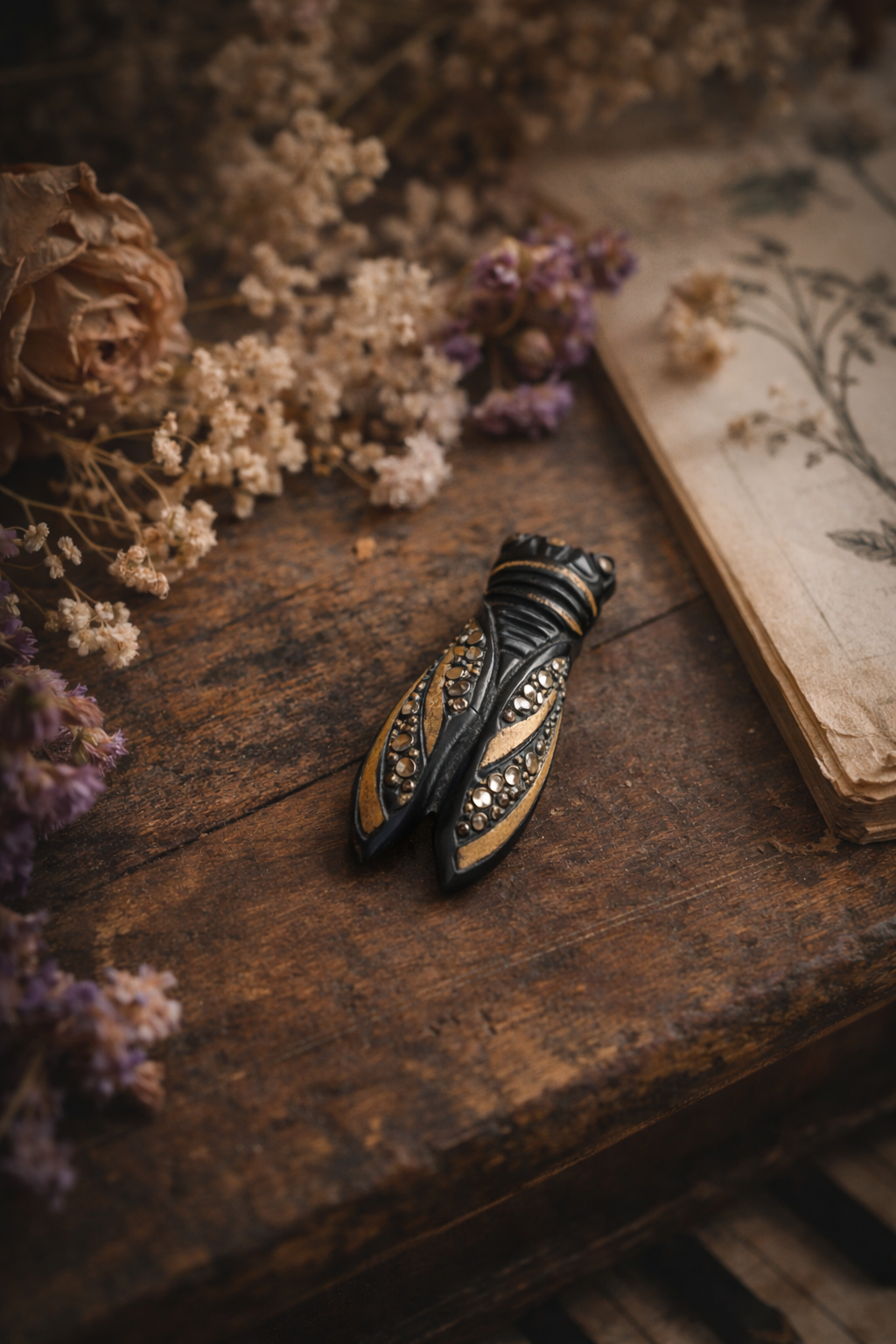 Antica Spilla a guisa di cicala in ebanite con decorazioni dorate e marcasiti