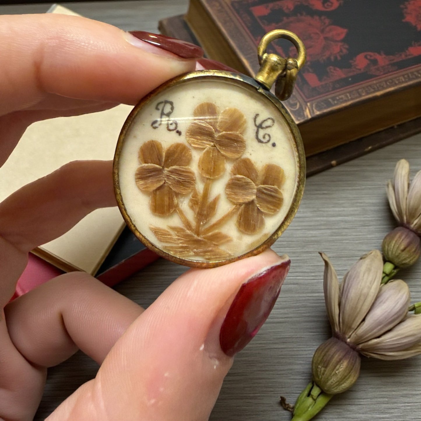 Antico pendente con hairwork vittoriano, ricamo di veri capelli gioiello ad memoriam