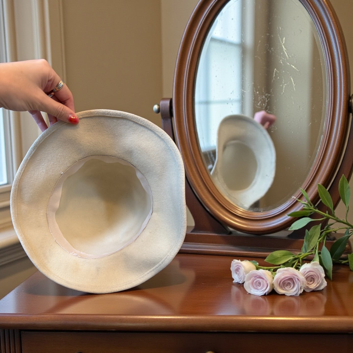 Cappello antico in feltro di lana panna anni 30-40, cloche evoluta