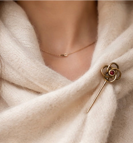 Spilla gioiello da cappotto placcata oro, nodo Liberty con piccolo granato