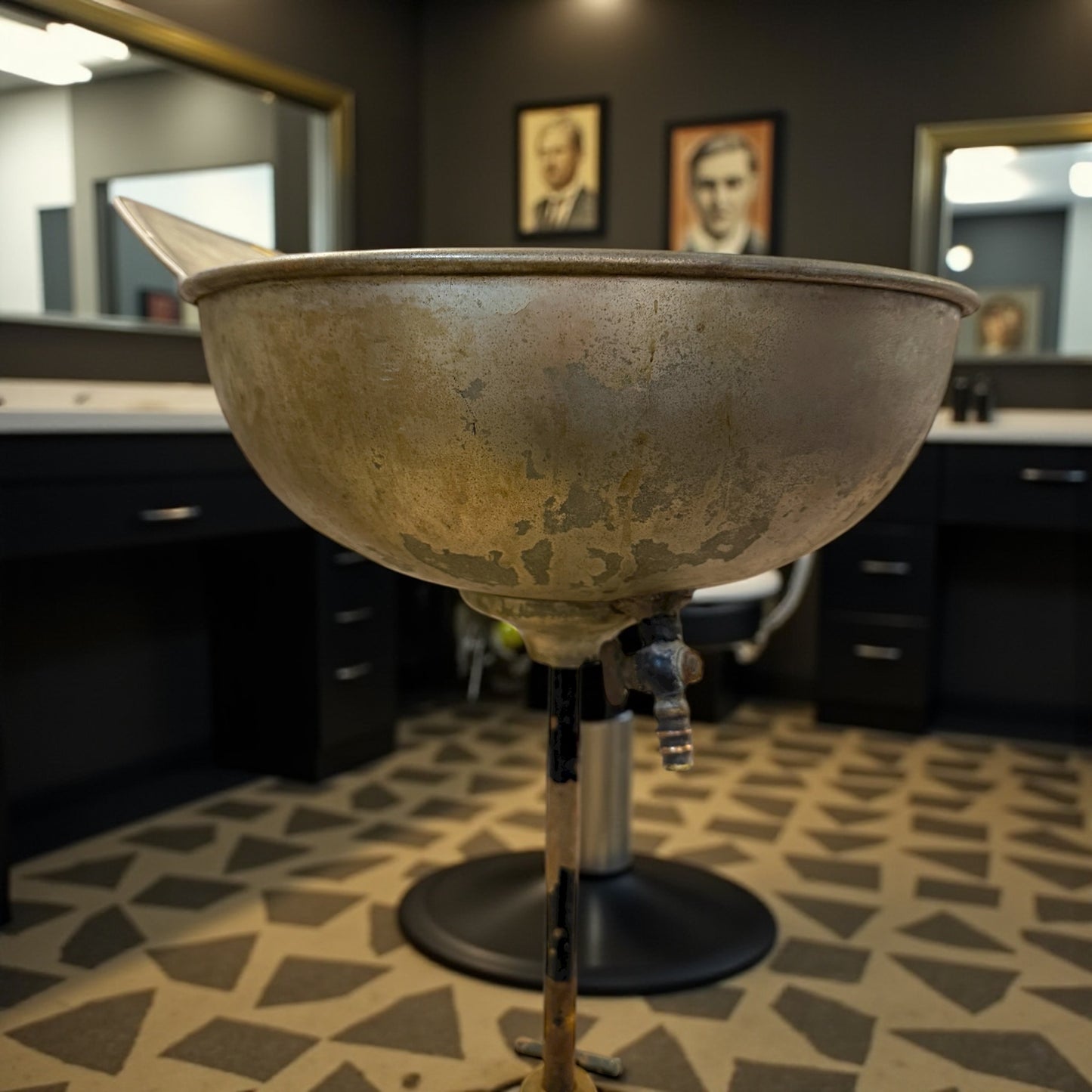 Antico lavatesta pezzo unico da salone barbiere d’epoca francese, anni ‘20 - ‘30