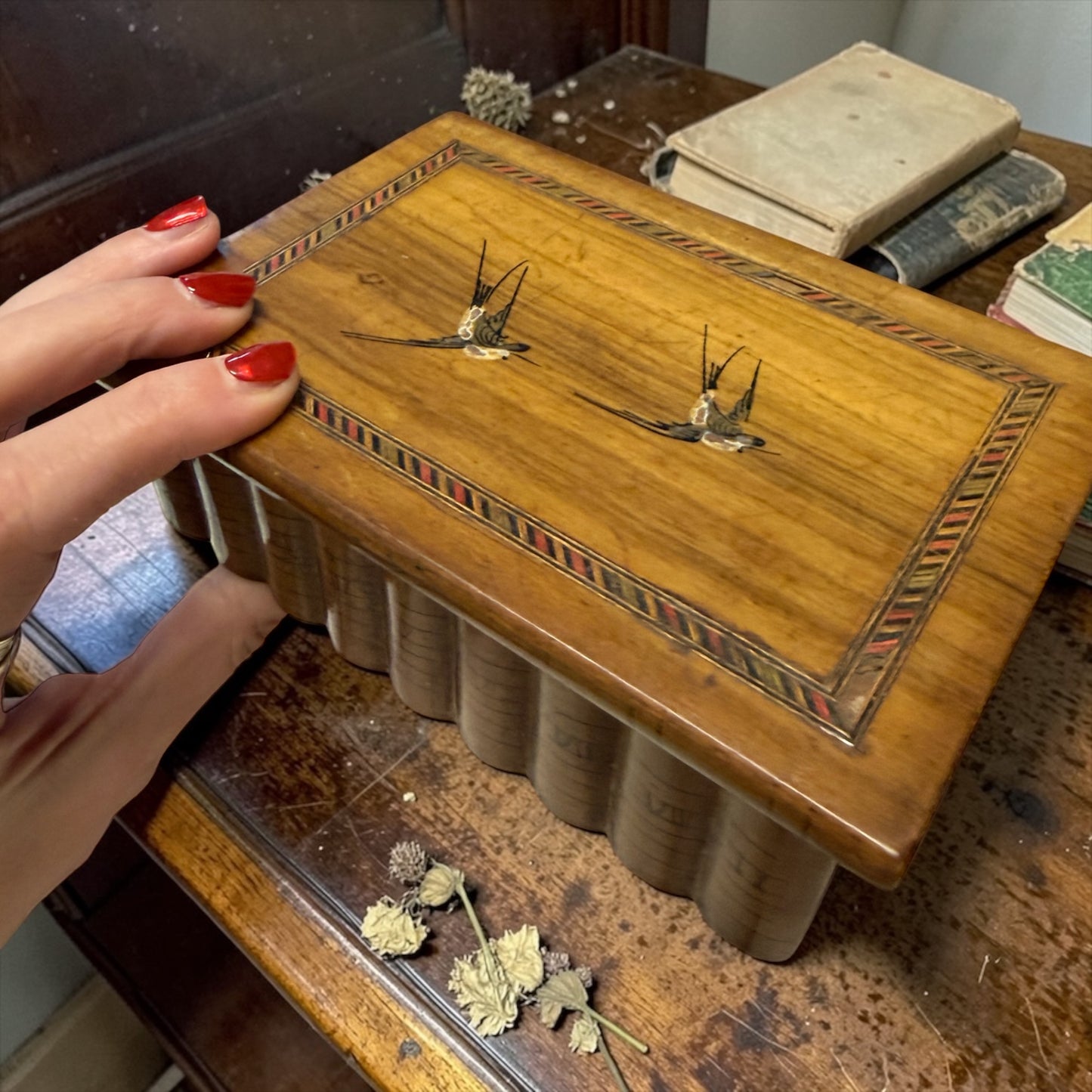 Antica scatola Sorrentina con apertura segreta, primo ‘900 intarsio & rondini