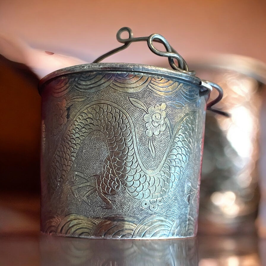 Meraviglioso antico filtro in argento per foglie da tè decorato con drago