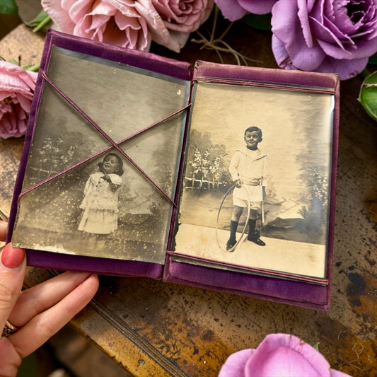 Porta foto ribbonwork floreale sera e raso fine ‘800 con ritratti di bimbi