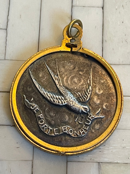 Ciondo bifacciale anni ‘20, ritratto e medaglia con rondine, cornice placcata oro.