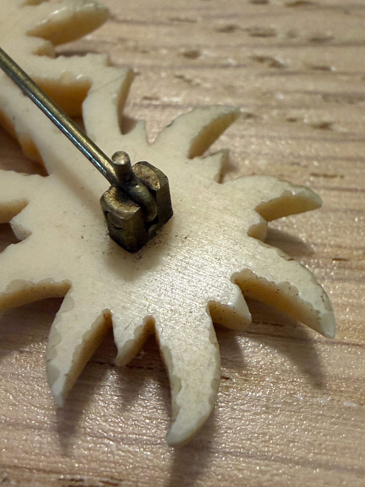 Parure spilla e orecchini clip in galalith stella alpina, 50s