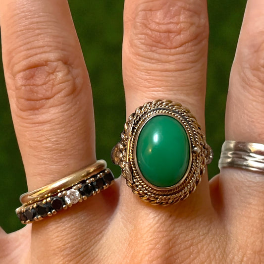 Anello con vano segreto inciso a decori floreali, argento, anni ‘60