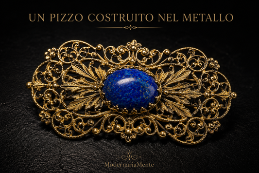 Spilla in filigrana di metallo dorato a guisa di pizzo con cabochon centrale blu