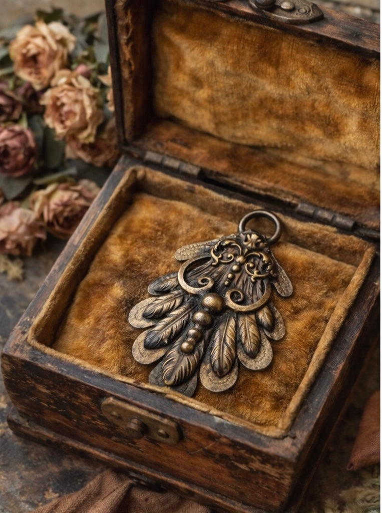 Antico ornamento da abito ottocentesco rivisitato a pendente, decorazione neo rinascimentale con piume