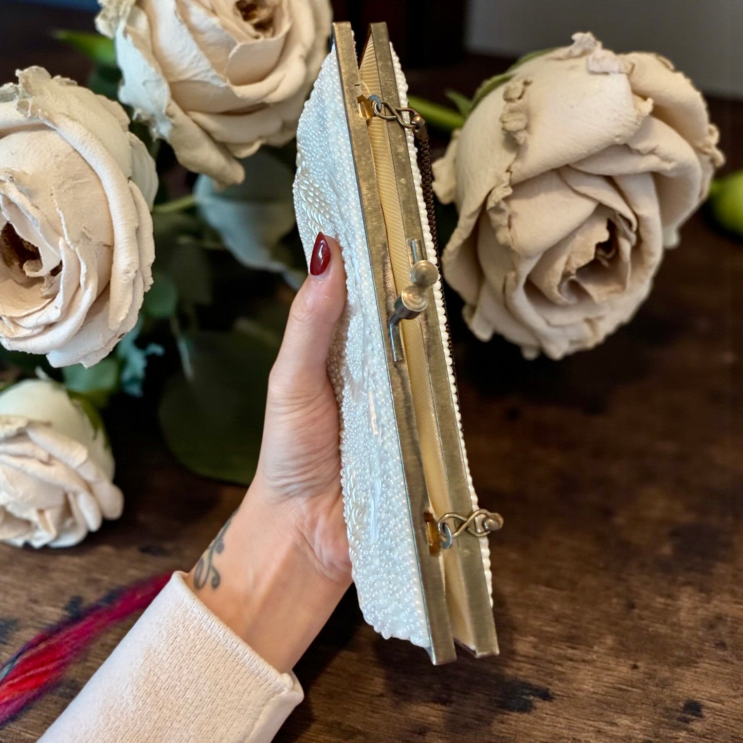 Elegante borsetta clutch da cerimonia anni ‘50 da polso/gomito in perline bianche