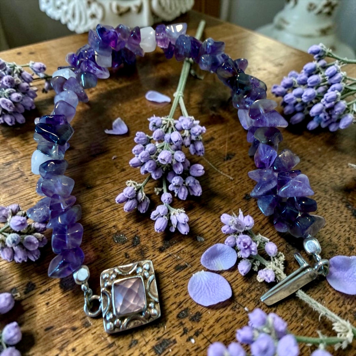 Bracciale con chips di ametista grezza e chiusura gioiello in argento