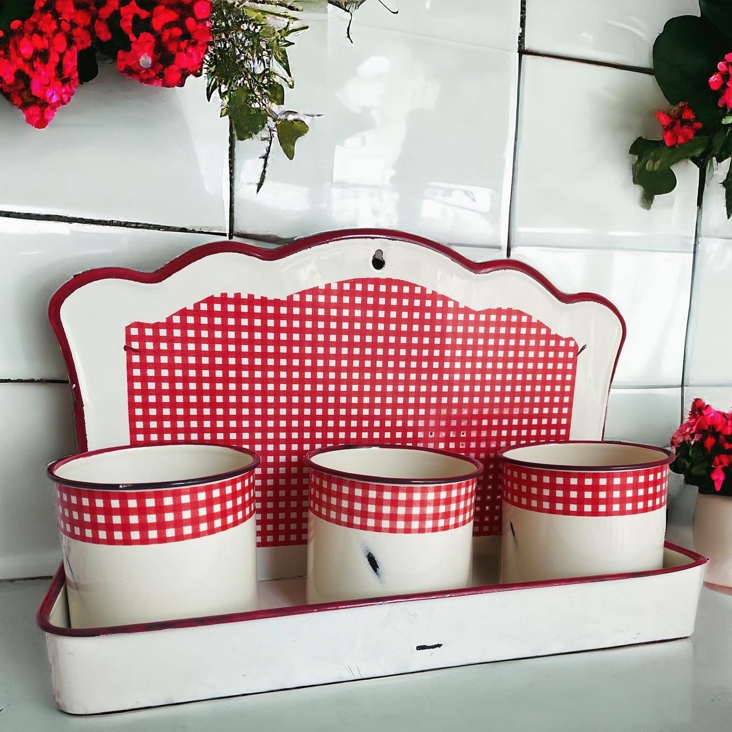 Enamelled shelf and jar set