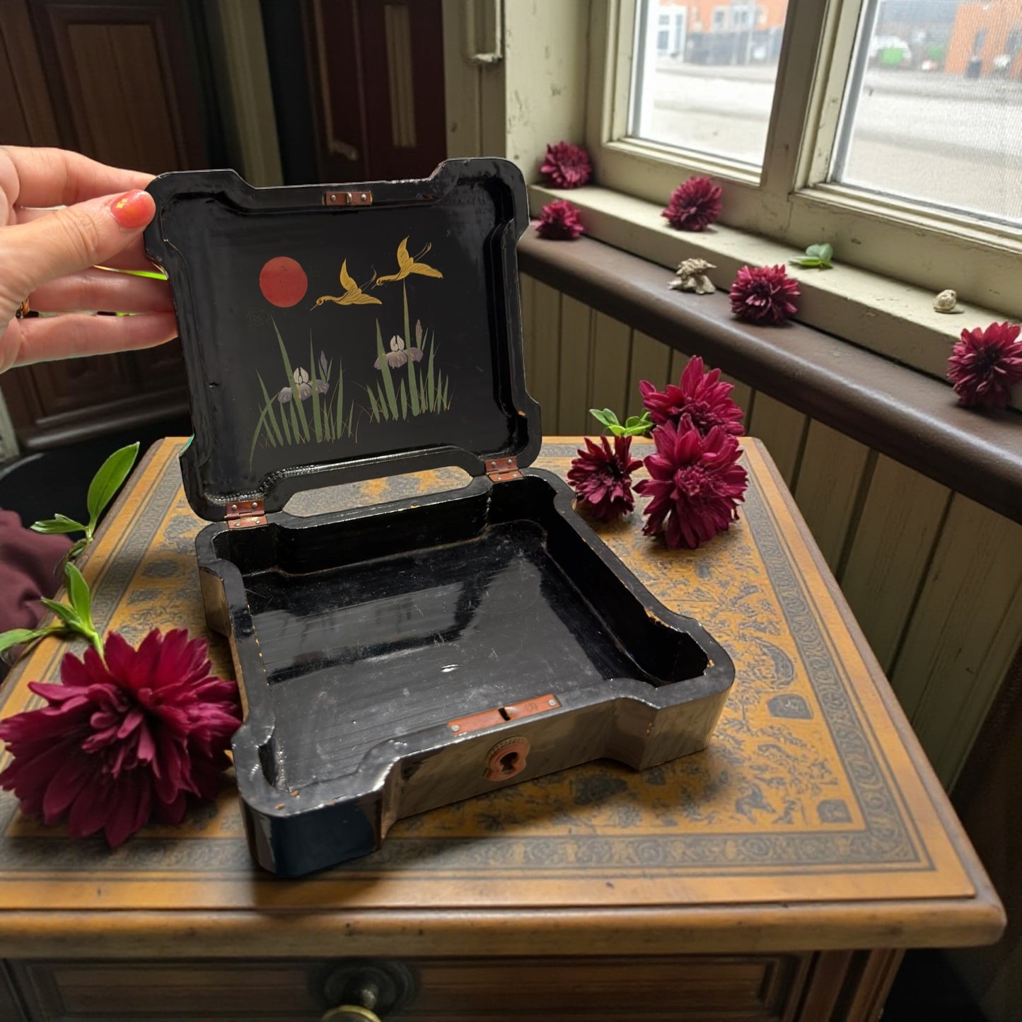 Cofanetto laccato Giapponese primo quarto ‘900 con doppia decorazione, interna ed esterna