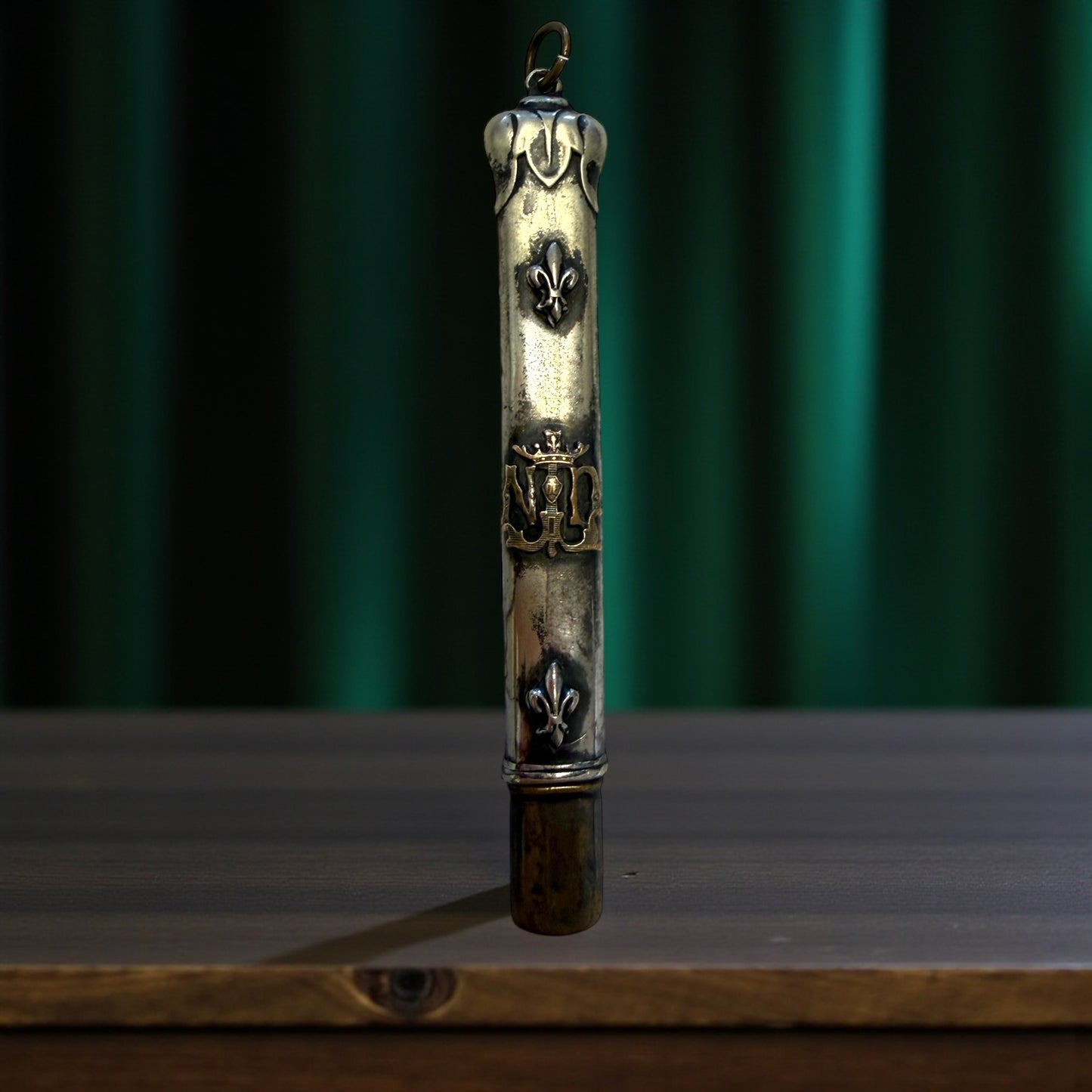 Porte crayon con monogramma e fleurs de lils, fine ‘800