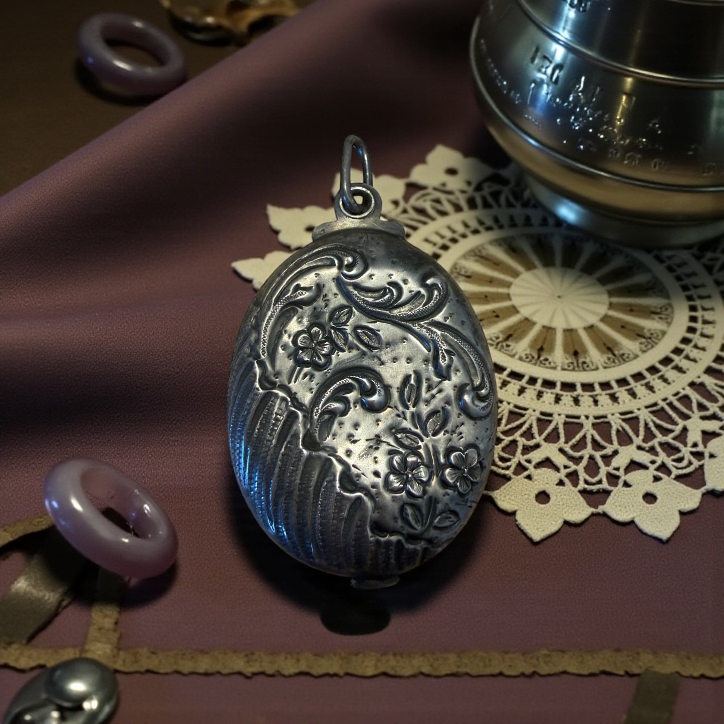 Pendente gioiello in argento bifacciale Liberty, apertura a scorrimento con specchio e scomparto