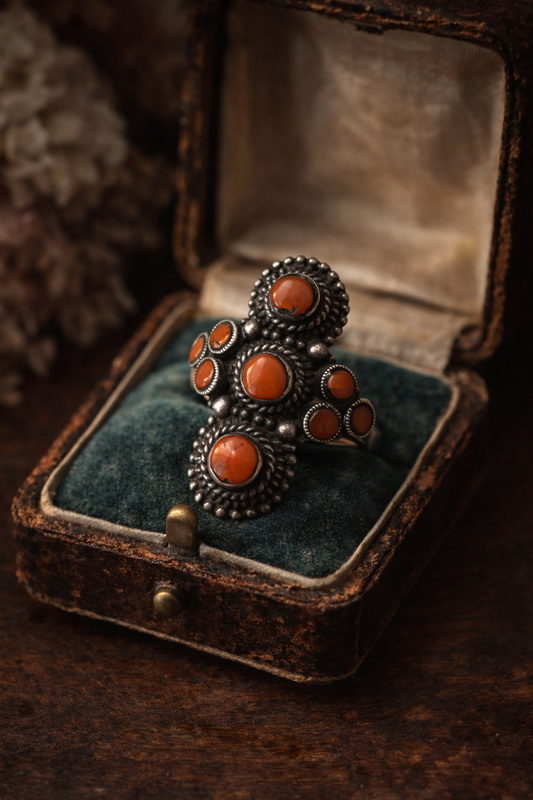 Anello in argento e corallo, artigianato mediterraneo prezioso anni ‘70