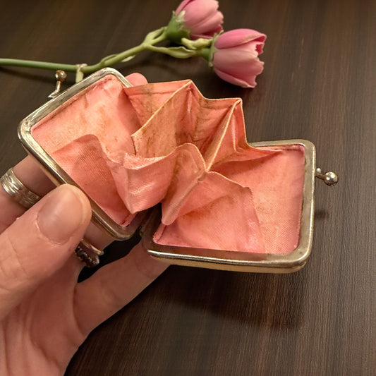 Porta monete antico in bachelite con decorazioni argentate floreali e scritta “Lourdes”