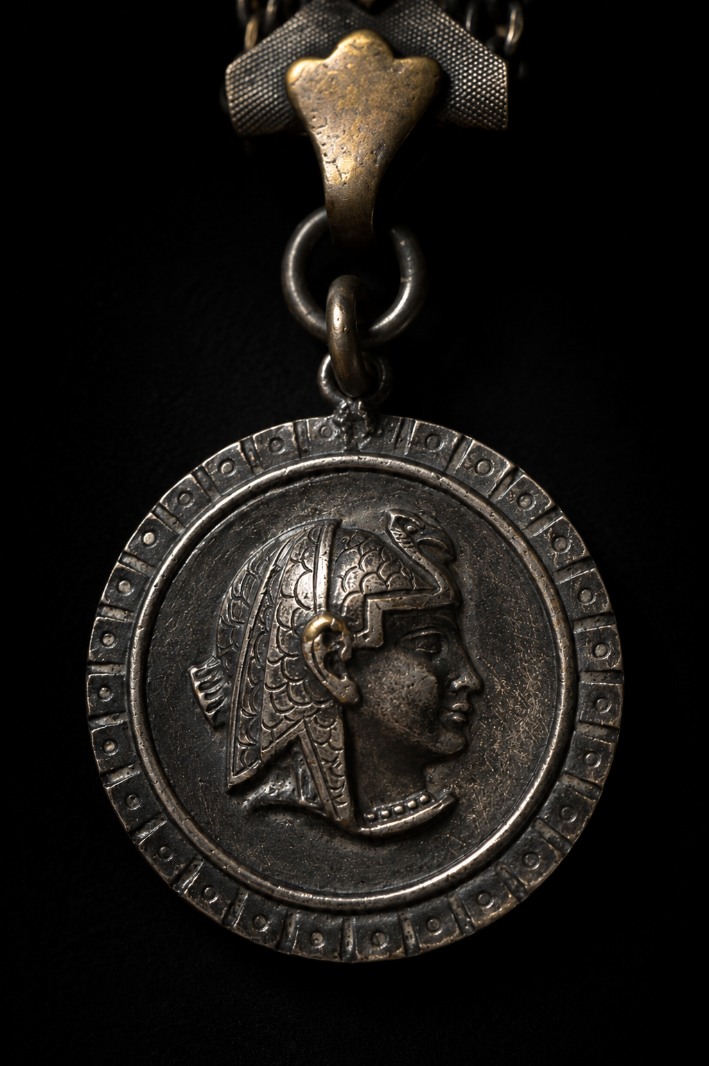 Albert chain da panciotto con maglia argentata e placchette dorate, breloque egittizzante, primo ‘900