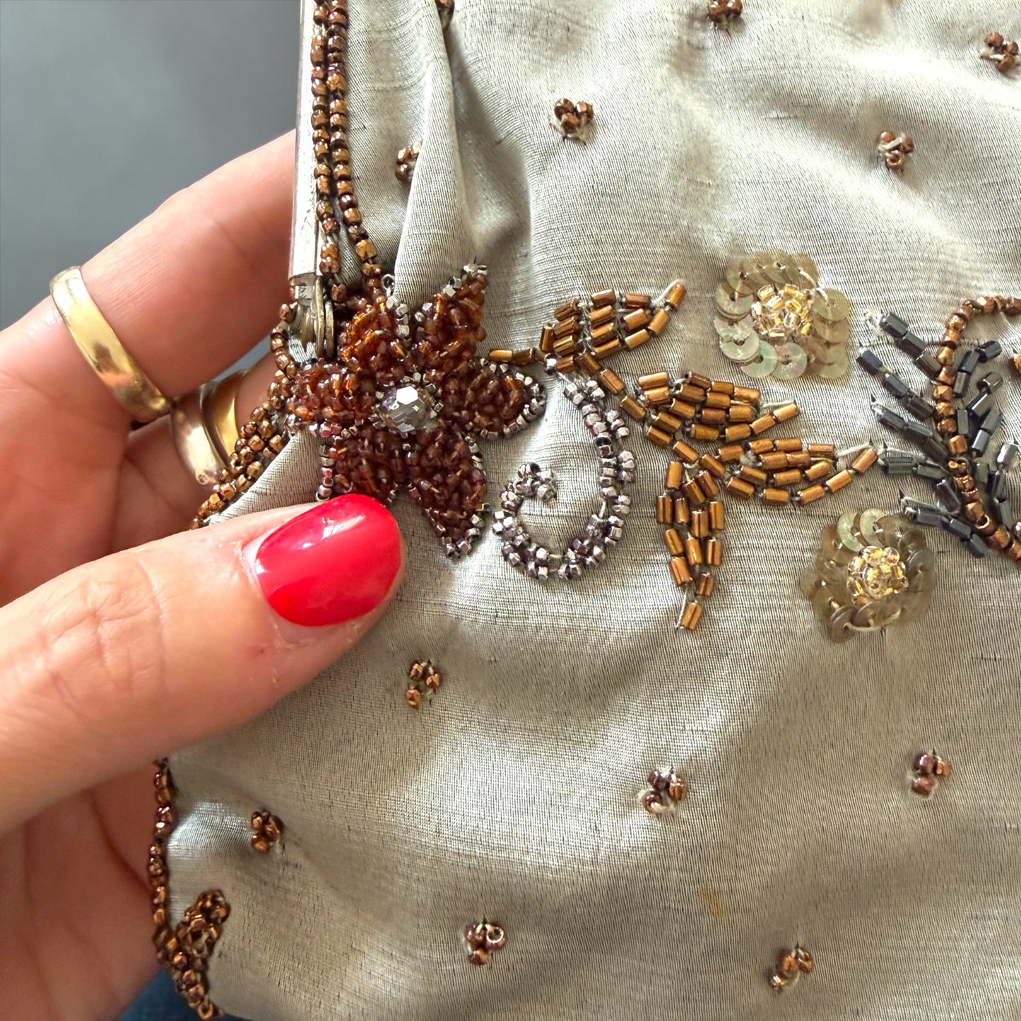 Borsetta da ballo 50s in shantung di seta con decorazione floreale