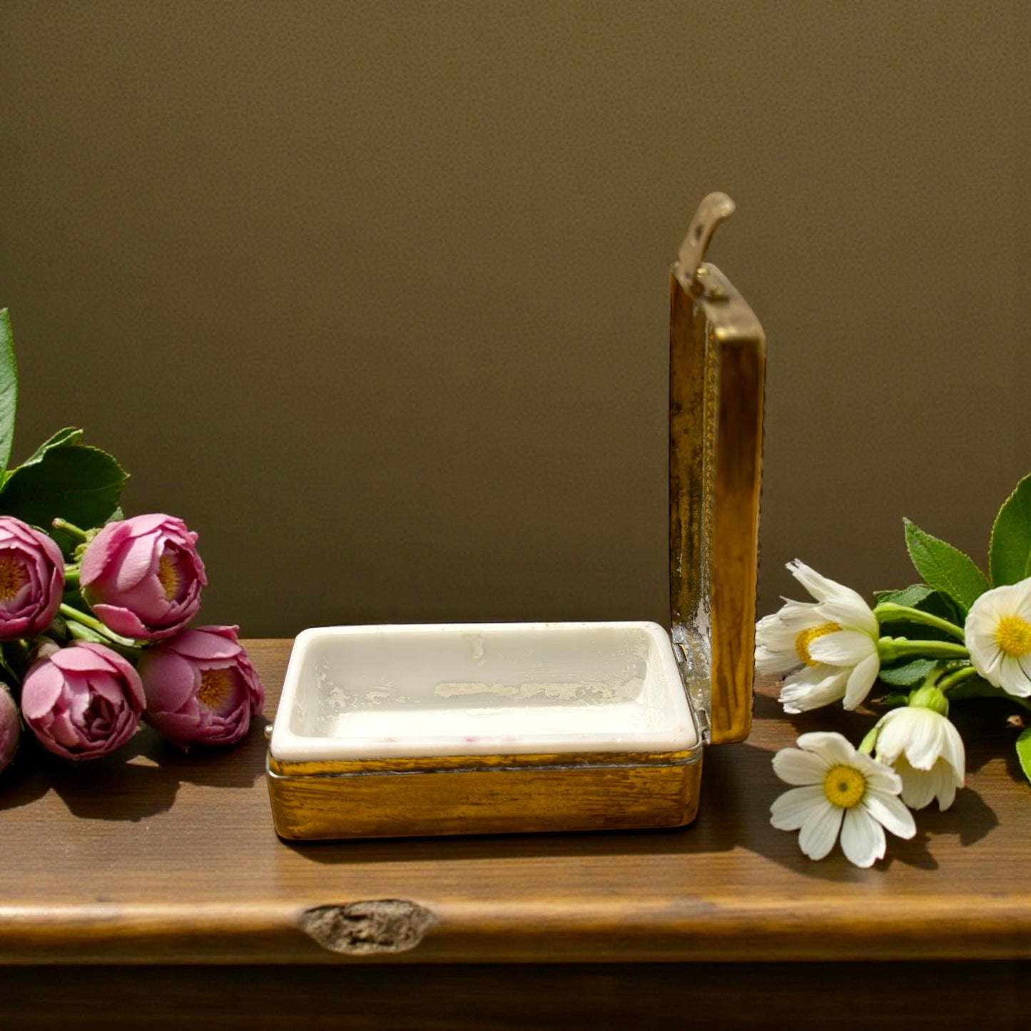 Scatola da barba primo ‘900, ottone e vaschetta in ceramica per crema da rasatura