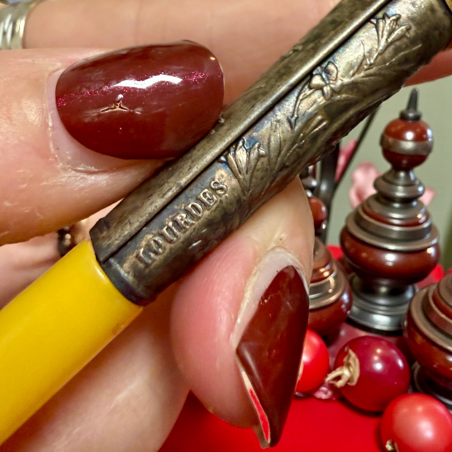 Bocchino antico gioiello con argento a sbalzo e scena apparizione Lourdes